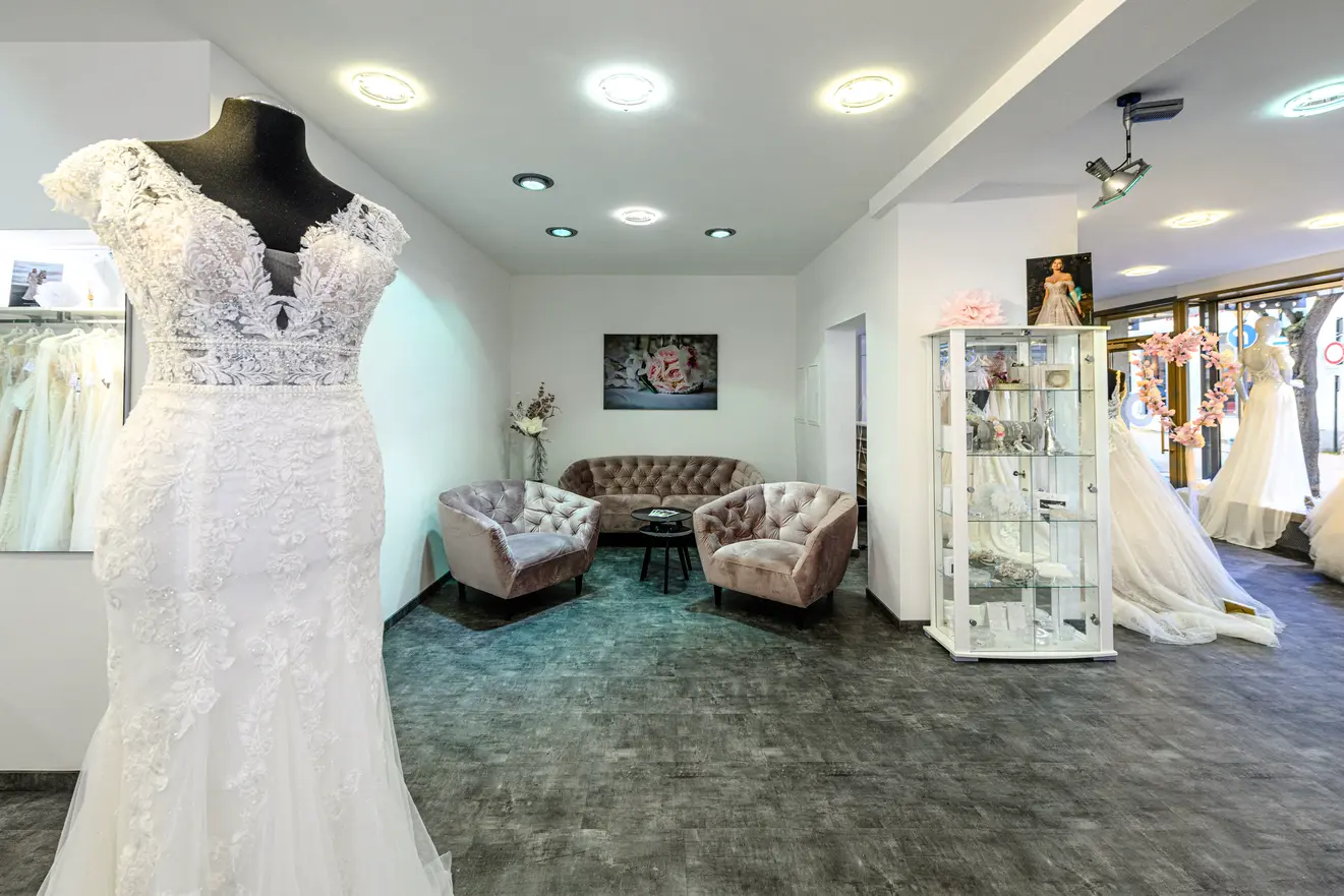 Ihr Hochzeitskleid und Brautkleid Brautatelier in Bad Dürkheim: Ein Traum in Weiß für Bräute aus der Region und darüber hinaus, hochzeitskleid, brautkleider, hochzeit kleid, braut accessoires, brautkleid Unser Brautatelier in Bad Dürkheim, Rheinland-Pfalz - ein Paradies für angehende Bräute aus Neustadt, Frankenthal, Ludwigshafen am Rhein, Mannheim, Worms, Speyer, Kirchheimbolanden, Kaiserslautern, Landau in der Pfalz, Germersheim sowie den idyllischen Orten Altenbach, Gaistal, Grethen, Hausen, Jägertal, Leistadt, Ungstein, Pfeffingen, Asselheim, Sausenheim, Deidesheim, Forst an der Weinstraße, Meckenheim, Niederkirchen bei Deidesheim, Ruppertsberg, Bobenheim am Berg, Dackenheim, Erpolzheim, Freinsheim, Herxheim am Berg, Kallstadt, Weisenheim am Berg, Weisenheim am Sand, Elmstein, Esthal, Frankeneck, Lambrecht (Pfalz), Lindenberg, Neidenfels, Weidenthal, Altleiningen, Battenberg (Pfalz), Bissersheim, Bockenheim an der Weinstraße, Carlsberg, Dirmstein, Ebertsheim, Gerolsheim, Großkarlbach, Hettenleidelheim, Kindenheim, Kirchheim an der Weinstraße, Kleinkarlbach, Laumersheim, Mertesheim, Neuleiningen, Obersülzen, Obrigheim (Pfalz), Quirnheim, Tiefenthal und Wattenheim.