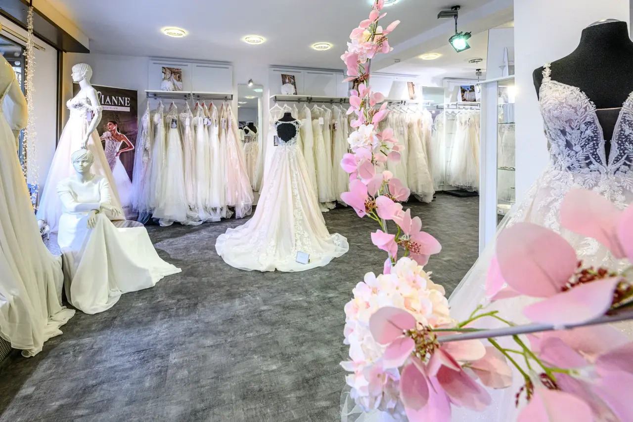 Ihr Hochzeitskleid und Brautkleid Brautatelier in Bad Dürkheim: Ein Traum in Weiß für Bräute aus der Region und darüber hinaus, hochzeitskleid, brautkleider, hochzeit kleid, braut accessoires, brautkleid Unser Brautatelier in Bad Dürkheim, Rheinland-Pfalz - ein Paradies für angehende Bräute aus Neustadt, Frankenthal, Ludwigshafen am Rhein, Mannheim, Worms, Speyer, Kirchheimbolanden, Kaiserslautern, Landau in der Pfalz, Germersheim sowie den idyllischen Orten Altenbach, Gaistal, Grethen, Hausen, Jägertal, Leistadt, Ungstein, Pfeffingen, Asselheim, Sausenheim, Deidesheim, Forst an der Weinstraße, Meckenheim, Niederkirchen bei Deidesheim, Ruppertsberg, Bobenheim am Berg, Dackenheim, Erpolzheim, Freinsheim, Herxheim am Berg, Kallstadt, Weisenheim am Berg, Weisenheim am Sand, Elmstein, Esthal, Frankeneck, Lambrecht (Pfalz), Lindenberg, Neidenfels, Weidenthal, Altleiningen, Battenberg (Pfalz), Bissersheim, Bockenheim an der Weinstraße, Carlsberg, Dirmstein, Ebertsheim, Gerolsheim, Großkarlbach, Hettenleidelheim, Kindenheim, Kirchheim an der Weinstraße, Kleinkarlbach, Laumersheim, Mertesheim, Neuleiningen, Obersülzen, Obrigheim (Pfalz), Quirnheim, Tiefenthal und Wattenheim.